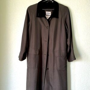 Vintage Drizzle Saks Fifth Ave., trench coat with velvet collar down.  🖤💚